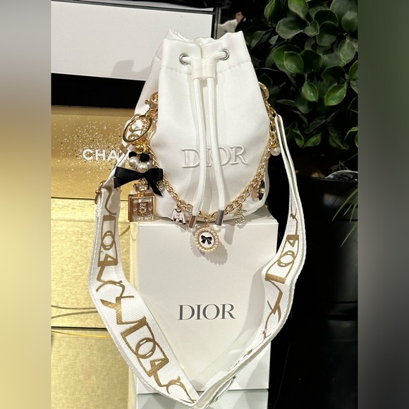 Dior - Picture 1 of 11